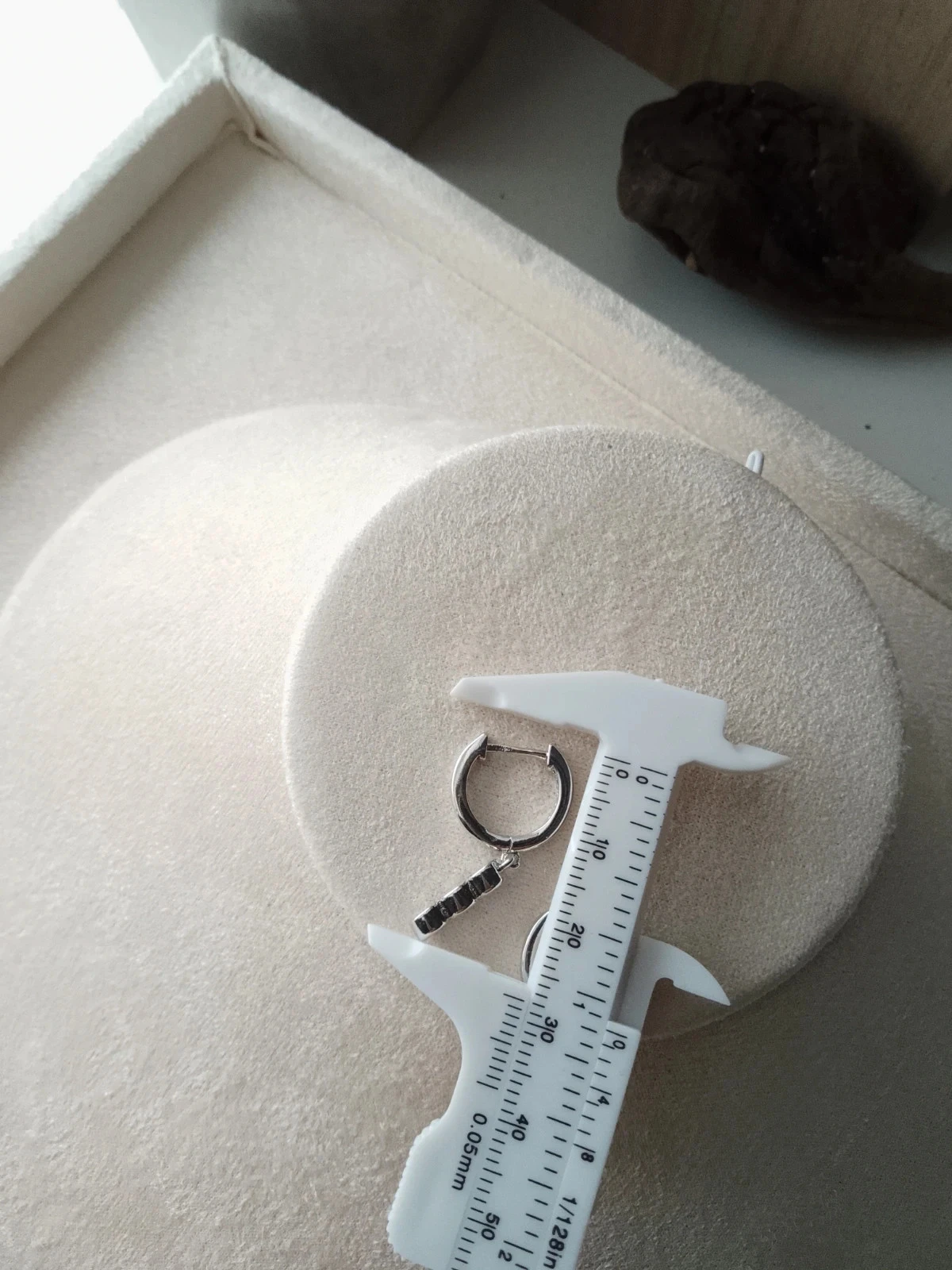 Créoles argentées avec triple zircons – photo 2